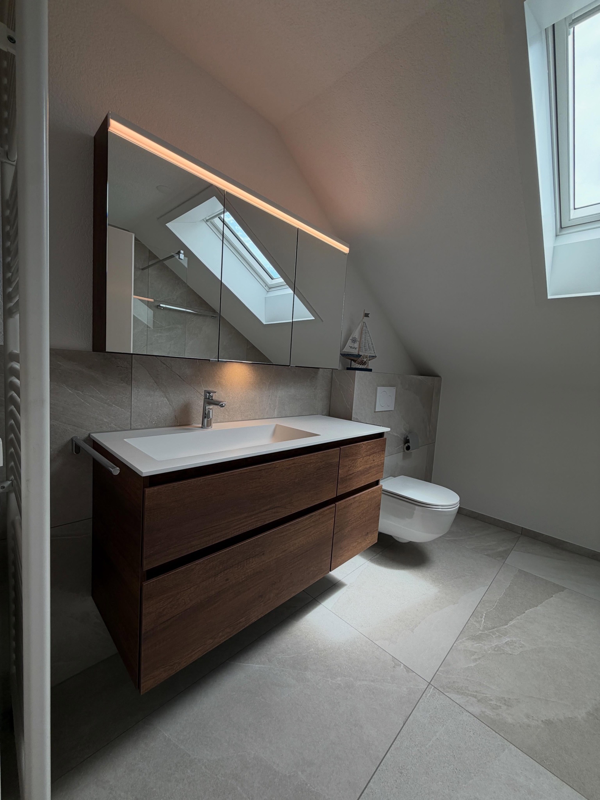 Modernes Badezimmer mit Dachschräge, Badumbau von Reno Group