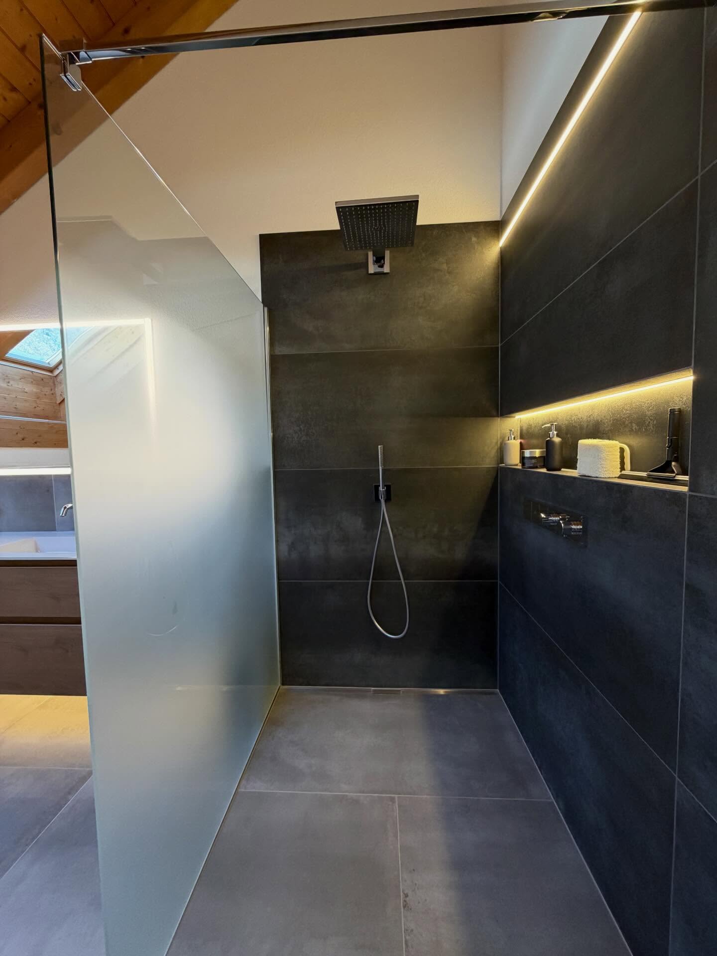 Walk-in-Dusche in Anthrazit mit LED-Nische, Badumbau von Reno Group