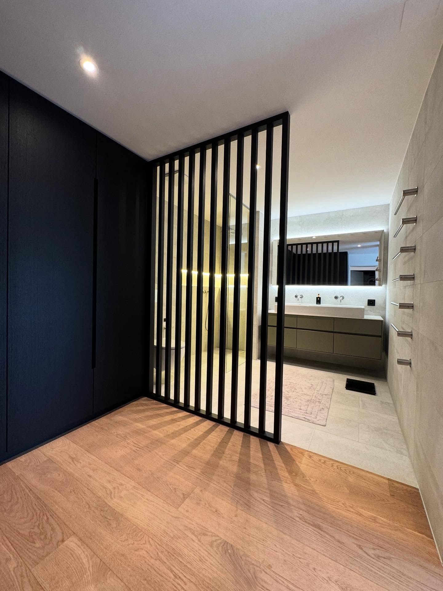 En-Suite Badezimmer mit Holzlamellen-Raumteiler, Umbau von Reno Group