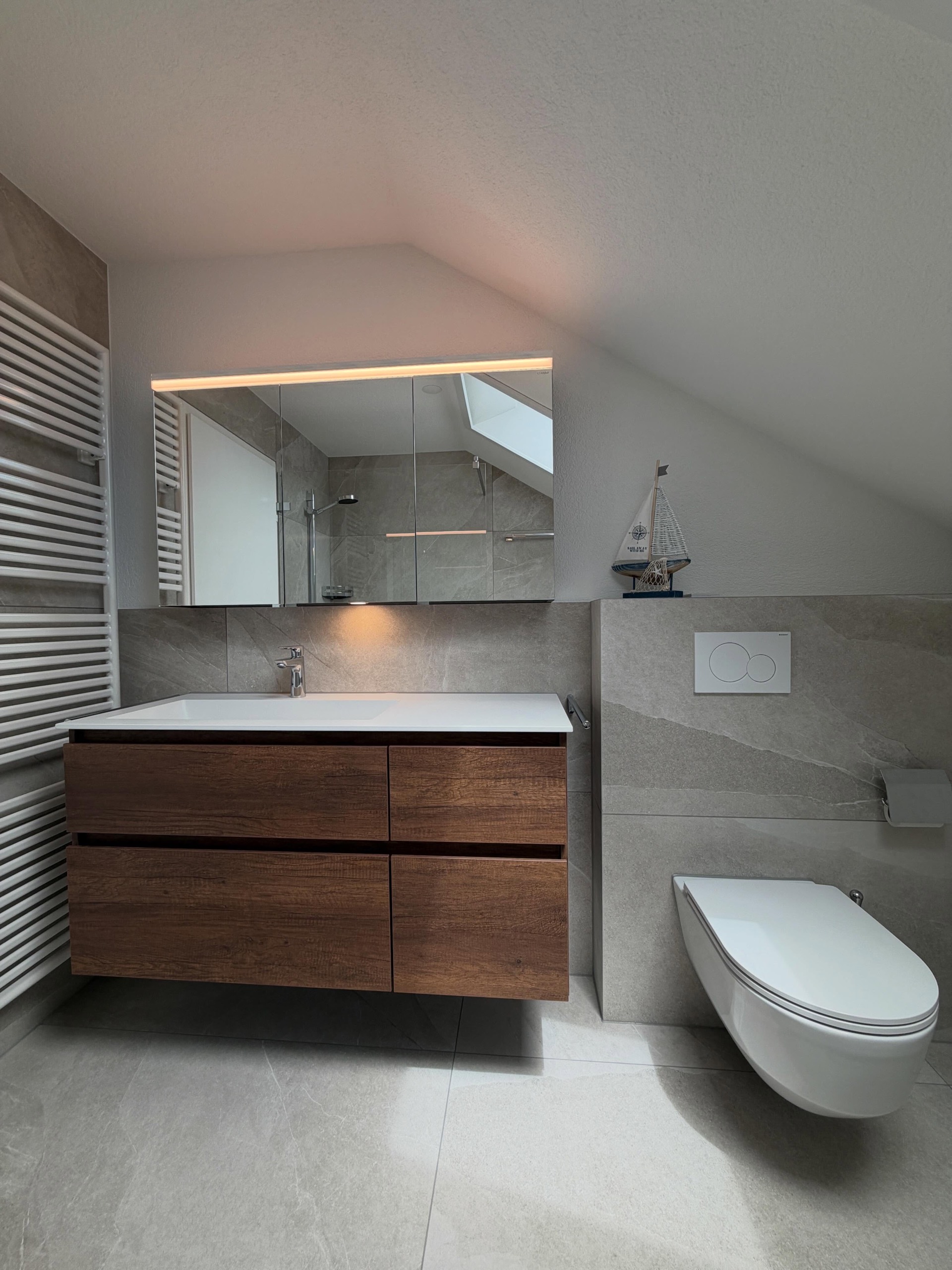 Modernes Badezimmer im Dachgeschoss, Badumbau von Reno Group
